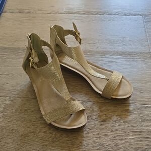 Kenneth Cole REACTION Women’s Gold T-Strap Sandals - SZ 6.5